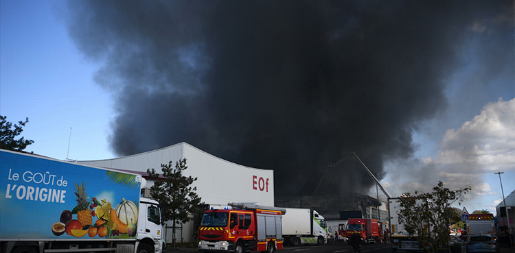 Huge fire destroys warehouse at giant Paris wholesale market