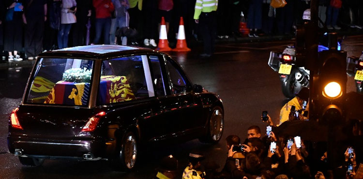 Queen Elizabeth's coffin arrives at Buckingham Palace