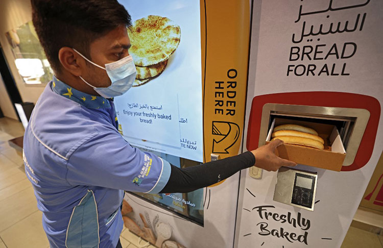 Poor get free bread from machines in Duba