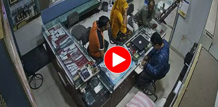 Female thief steals gold in front of jeweller video