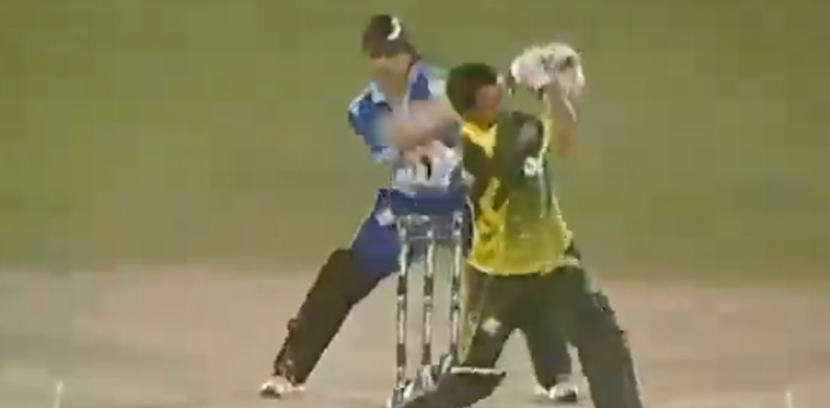 Viral Faisal Qureshi Takes Kamran Akmals Wicket Video