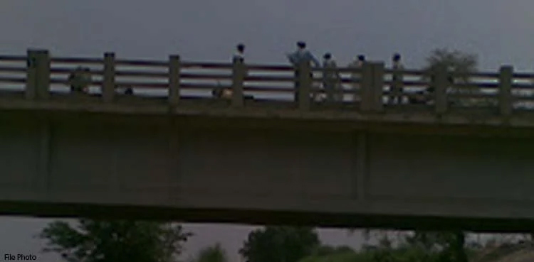 Lahore suicide, girl jumps off bridge