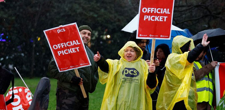 UK passport control staff strike