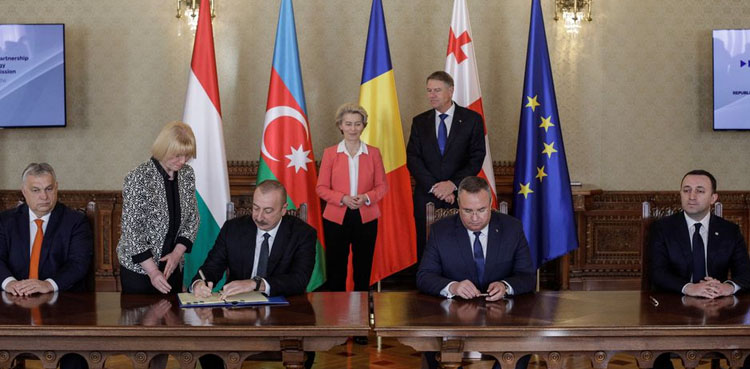 Patru lideri semnează un acord pentru a aduce energie verde azeră în Europa