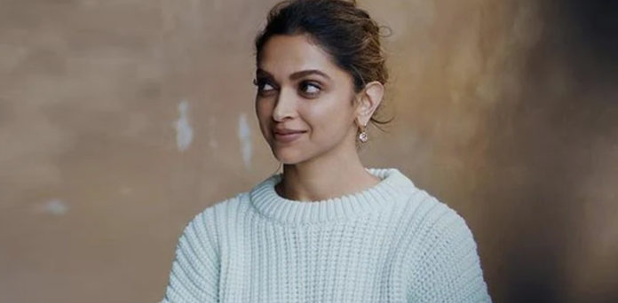 Deepika Padukone unveils the FIFA World Cup trophy at the stadium. Watch