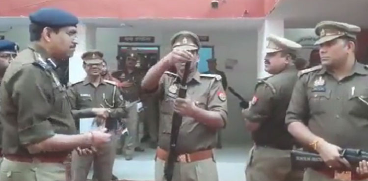 india, uttar pradesh, up, police officer, police, viral video, viral, video