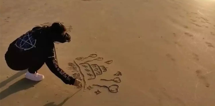 Chinese woman, messages, beach,