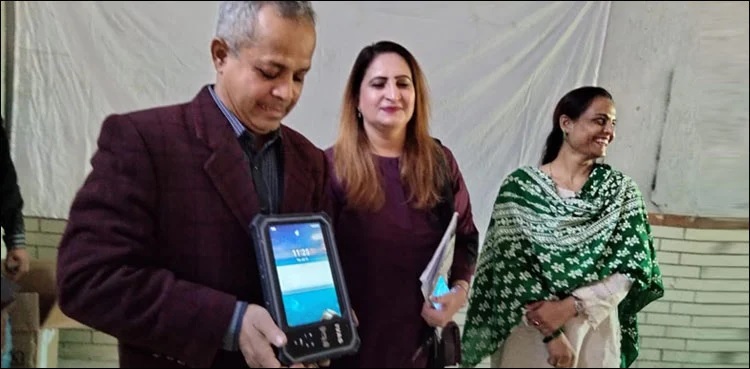 Karachi teachers get tablets for digital census