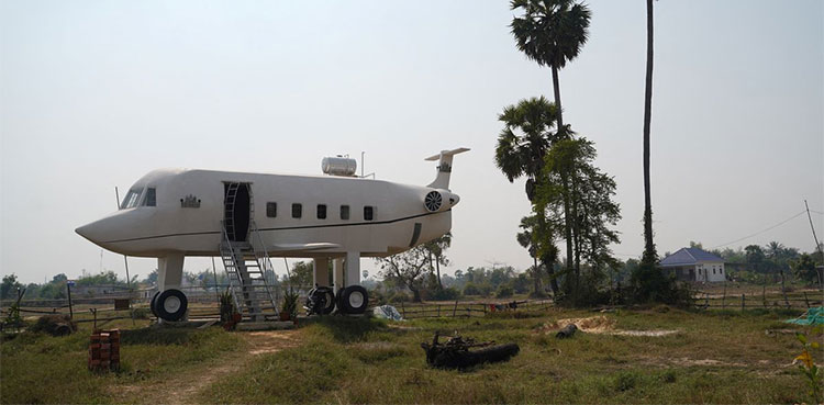 pics-man-builds-airplane-house