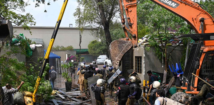 PTI workers tighten security outside Imran Khan’s house