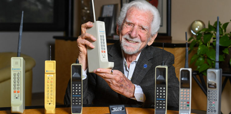 Take your eyes off your mobile phone, says inventor