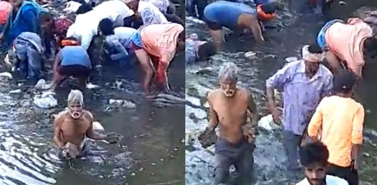 VIRAL video, People jump into drain water, collect currency notes