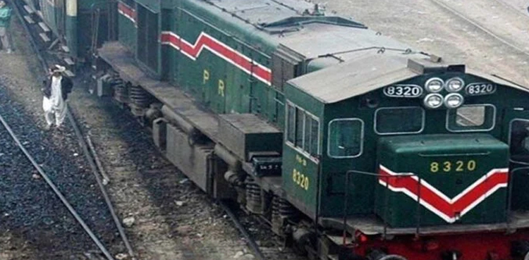 Allama Iqbal Express escapes dangerous accident