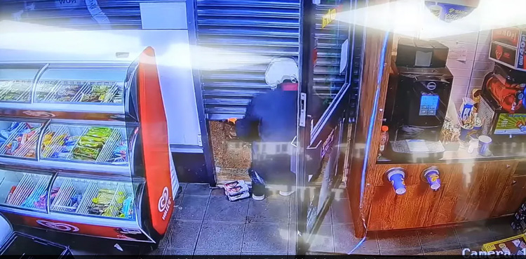 Viral, Shopkeeper foils robbery, burglar