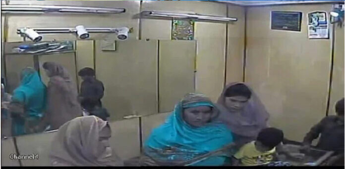 Women tricks, shopkeeper, steals gold, worth millions