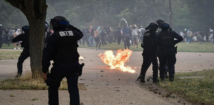 1,000 arrested, violent protests in France, Interior Minister,