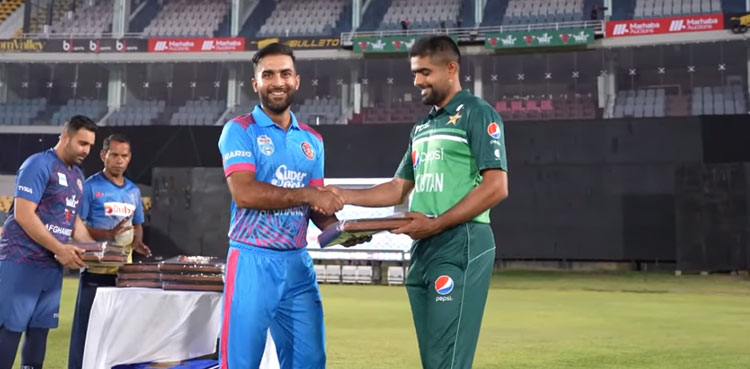 Pakistani-players-traditional-afghan-dresses-gift