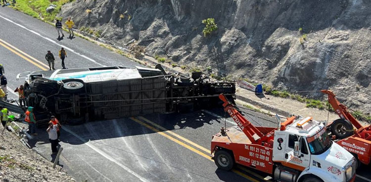 mexico-16-dead-road-crash