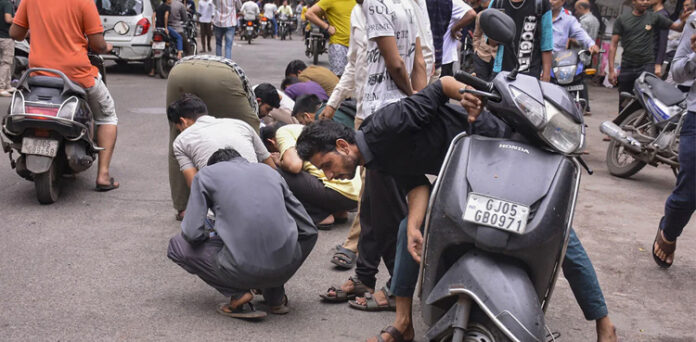 Viral video: People gathered to search lost diamonds on road