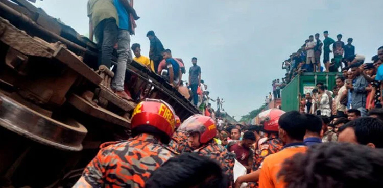 Bangladesh, trains collide, killing 17, wounding scores