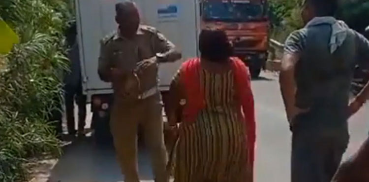 Woman driver traffic cop, woman e-rickshaw driver, traffic police officer, slippers, viral video