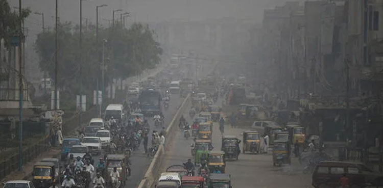 Karachi smog: Govt urges public to wear face masks