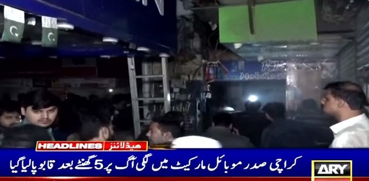 Fire erupts at Karachi’s Saddar mobile market