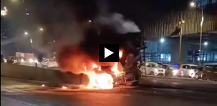 VIRAL, Moving mixer truck, catches fire