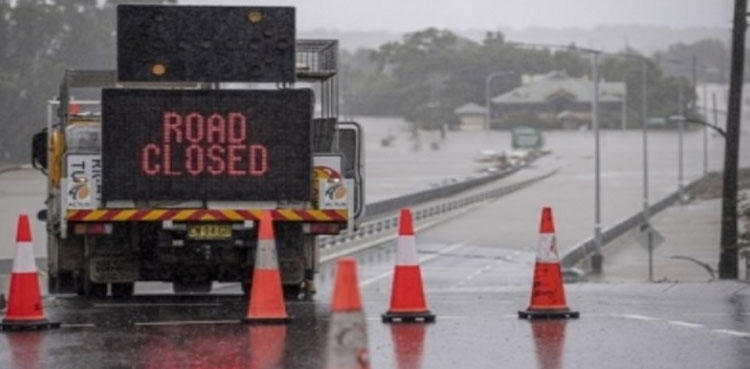 Cyclone hits northeast Australia leaving thousands without power