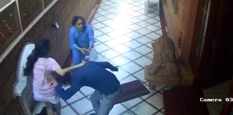 Viral video, Mother daughter duo, foil robbery, fights off armed robber