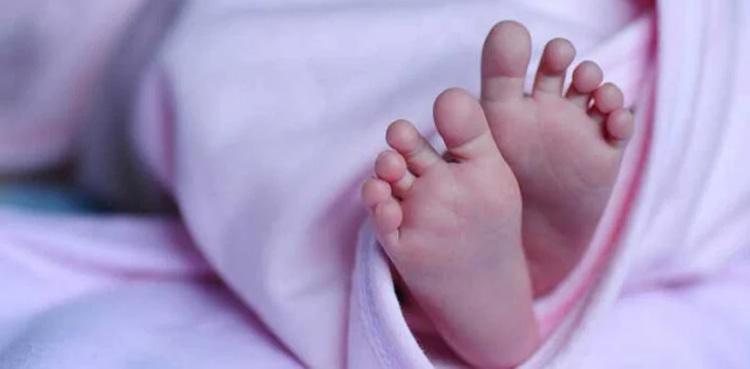 Woman gives birth, roadside, Karachi