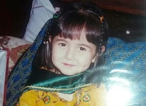 hania aamir, childhood picture, identify the actor