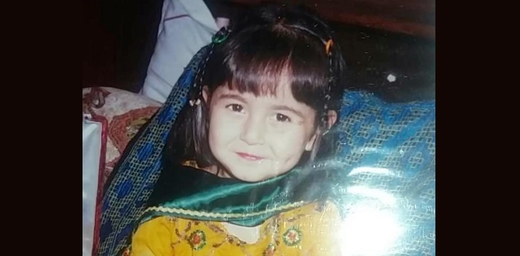 hania aamir, childhood picture, identify the actor