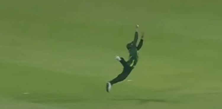 Shadab-Khan-stunning-catch-Pak-v-NZ-4th-T20I