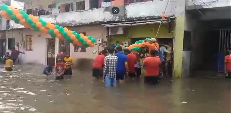 Gujrat floods, Garba Dance, Viral, Garba dance in rain