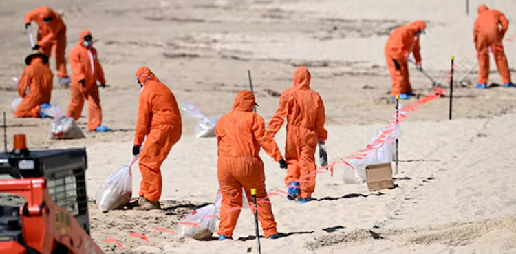 Sydney, beaches closed, toxic 'tar balls'