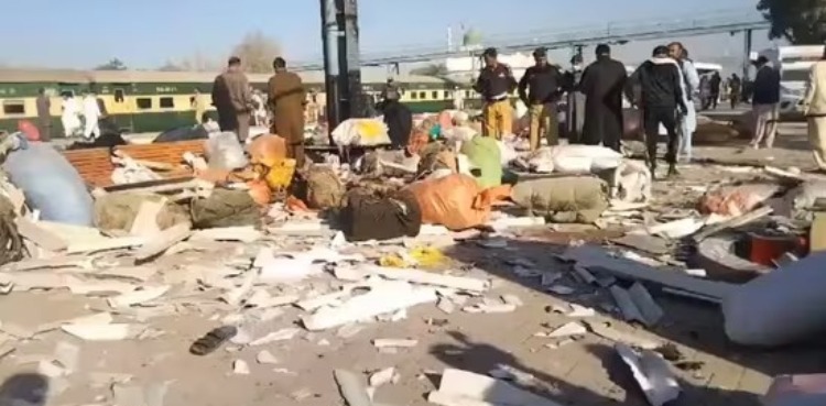 Quetta railway station explosion, 17 killed, 30 injured